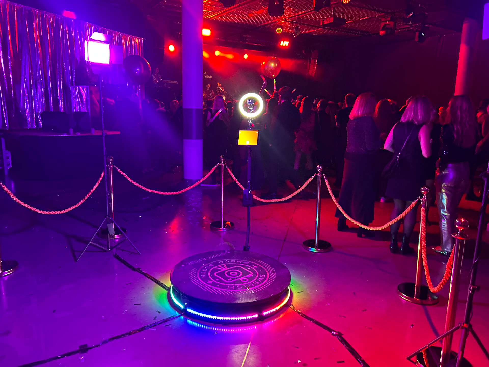 360-fotobås med guldrep och färgat LED-ljus på klubbevent