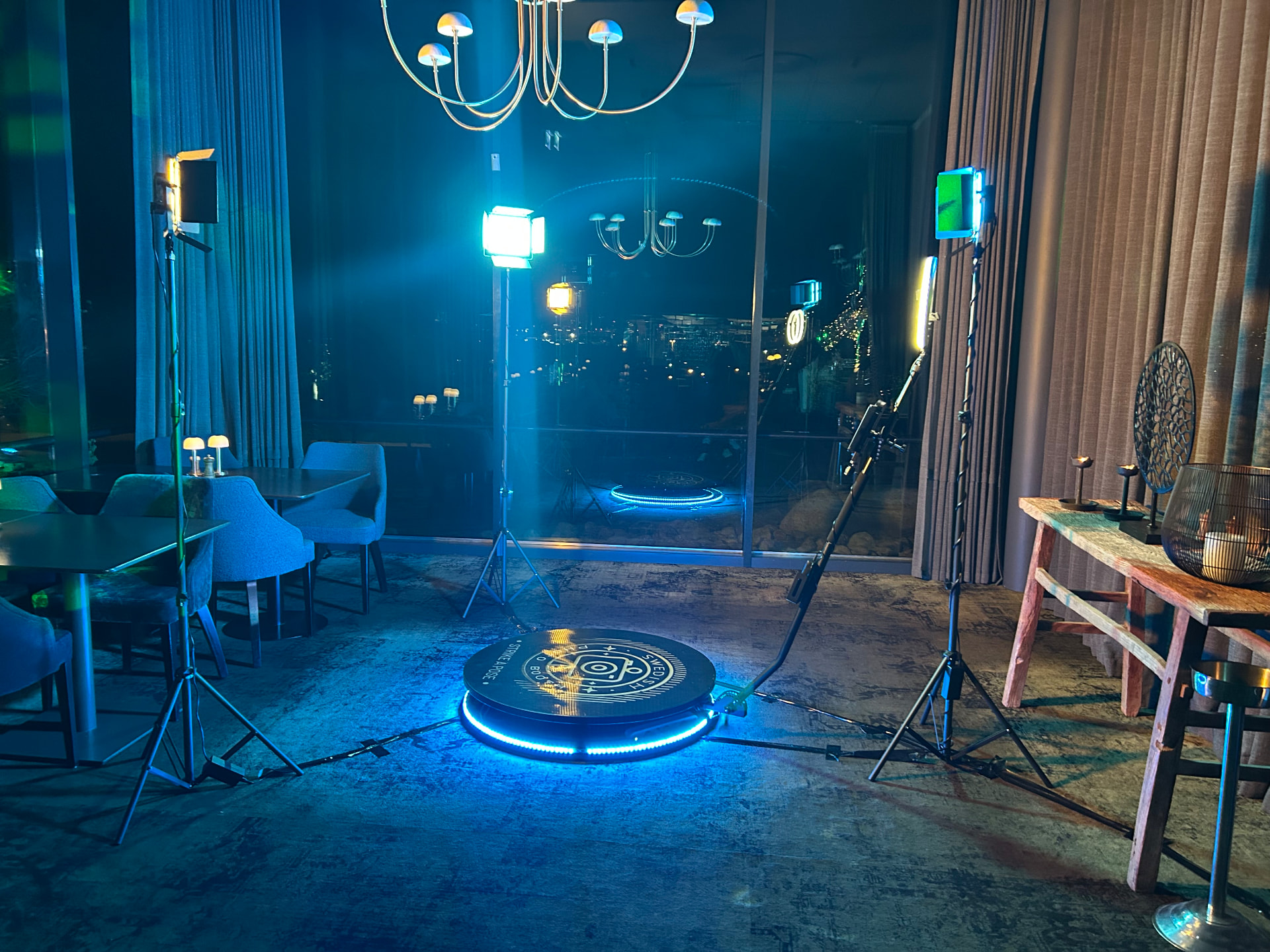 360-fotobås i elegant lounge med blått ljus och utsikt