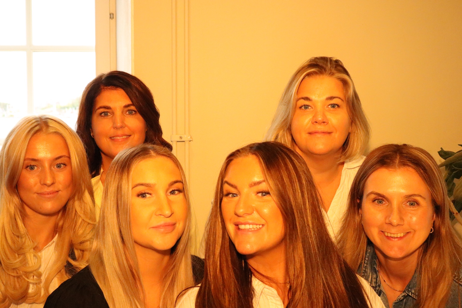 Originalet: gruppbild av sex kvinnor tagna i fotobåset på ByWe Haircare Days